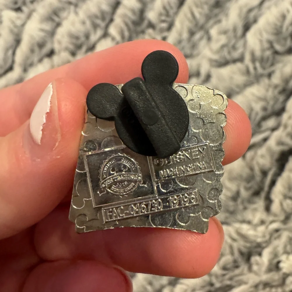 2018 Mystery Disney pin - Picture 3 of 3